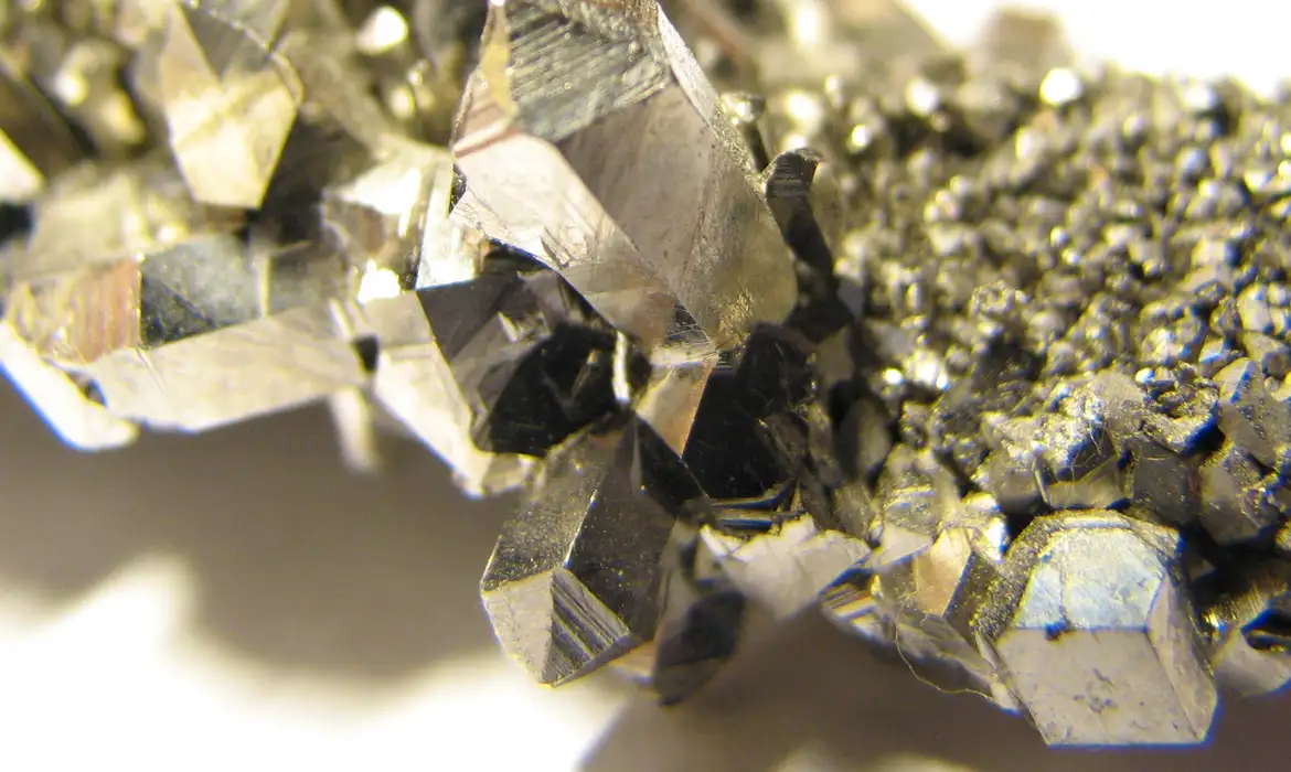 Brasil tem riqueza mineral, mas falta estratégia para transformar reservas em tecnologia