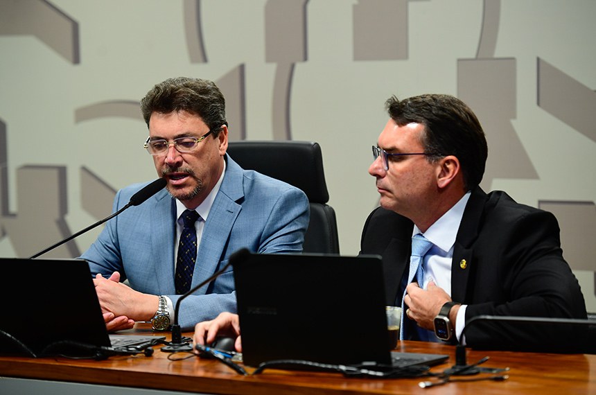 O senador e pré-candidato à Presidência da República, Flávio Bolsonaro (PL-RJ), desembarca em Goiânia no fim de maio.