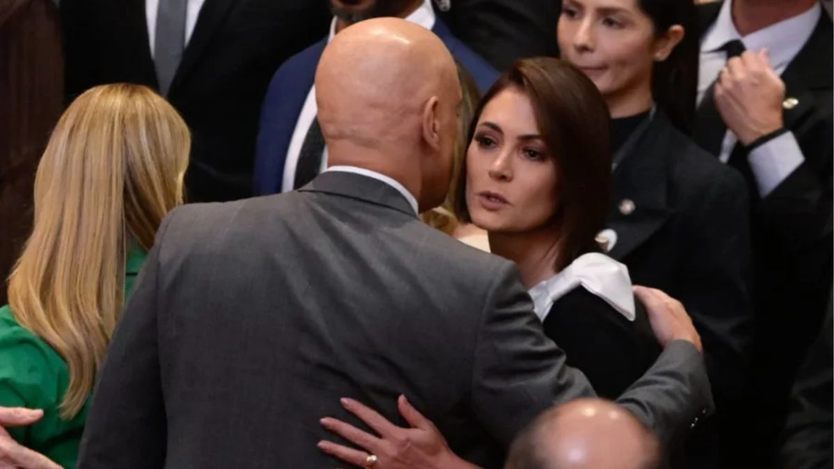 Moraes cumprimenta Michelle Bolsonaro com beijo no rosto durante posse no TSE