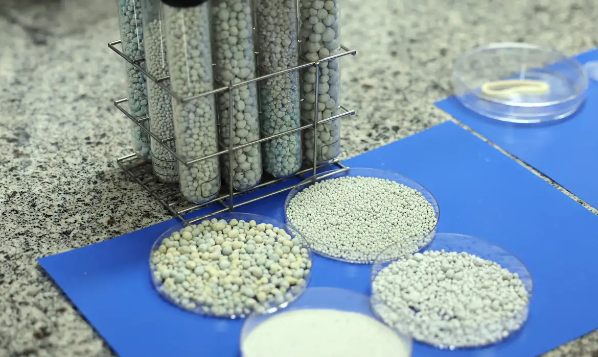 Embrapa cria calcário mais nutritivo e resistente à umidade e ao vento