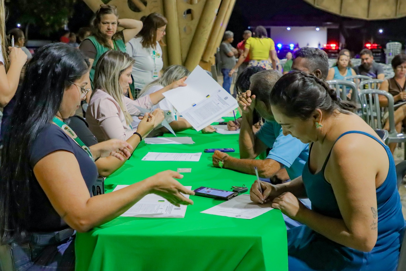 Senador Canedo entrega mais de 90 escrituras a moradores do Jardim das Oliveiras