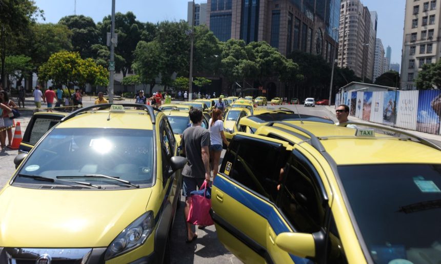 Lula lança crédito de R$ 30 bilhões para taxistas e motoristas de app comprarem carro próprio