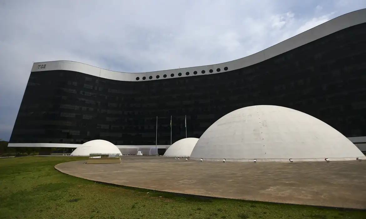 IA nas eleições será desafio central para Nunes Marques no comando do TSE