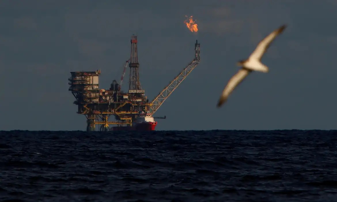 Petróleo sobe após nova troca de ataques entre Israel e Irã