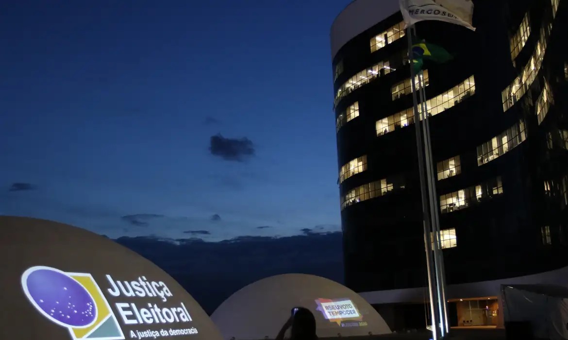 TSE adia decisão sobre suspensão de pesquisa presidencial da AtlasIntel