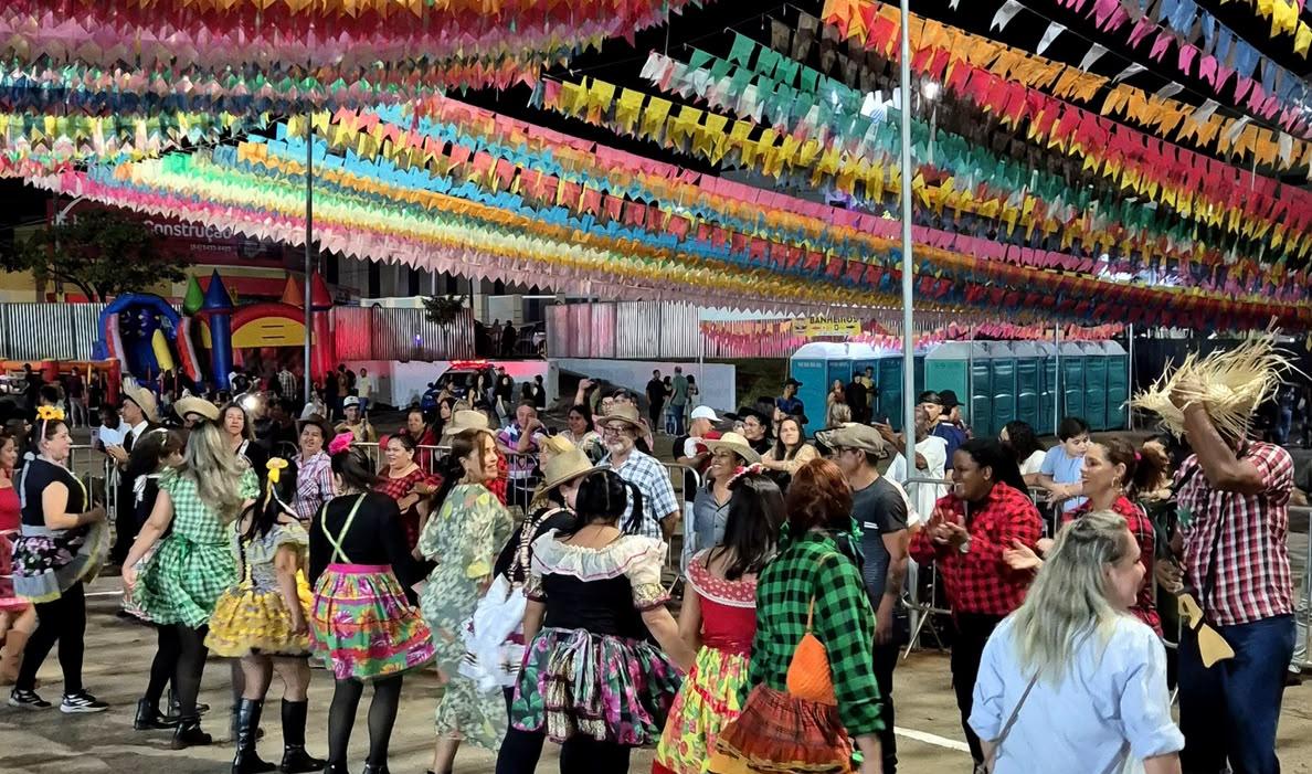 Arraiá das Águas Quentes 2026 tem abertura marcada por fé, cultura popular e grande participação do público em Caldas Novas