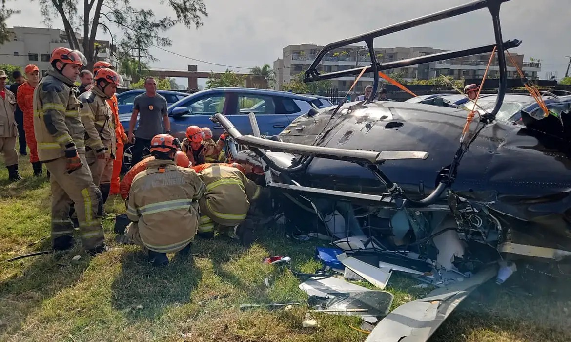 Anac apura suspeita de transporte clandestino em helicóptero que caiu no Rio