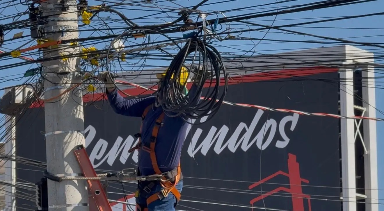 MPGO cobra adesão de empresas para retirar fios irregulares em Goiânia