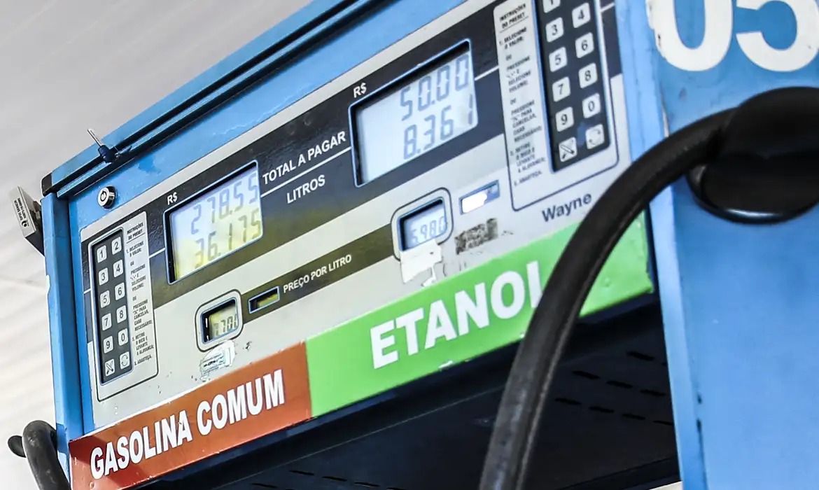 Gasolina e diesel sobem menos no Brasil que no exterior, diz Ineep