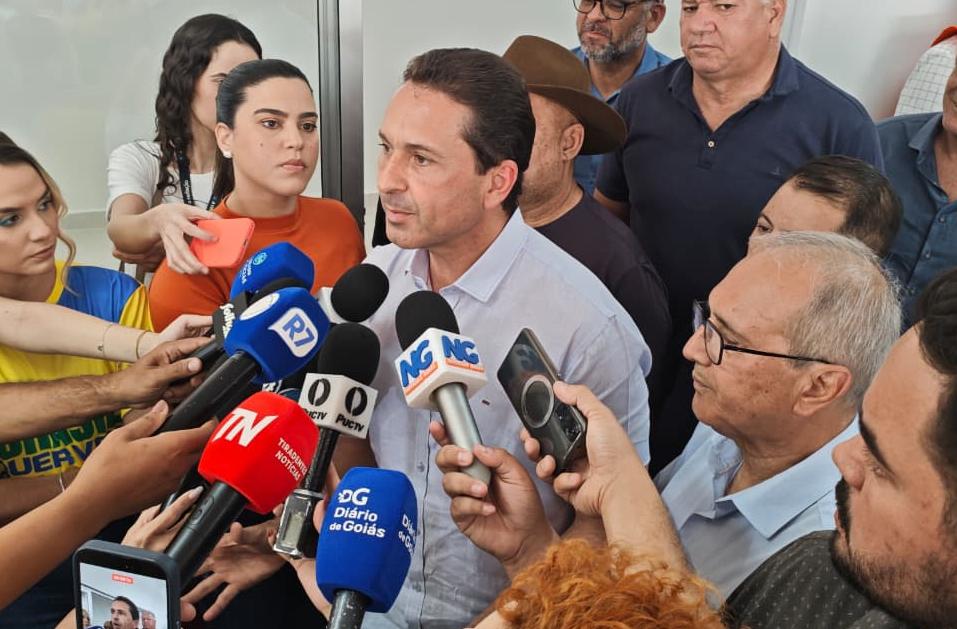 Vilela vistoria obras e anuncia avanço de pavimentação e moradias em Aparecida