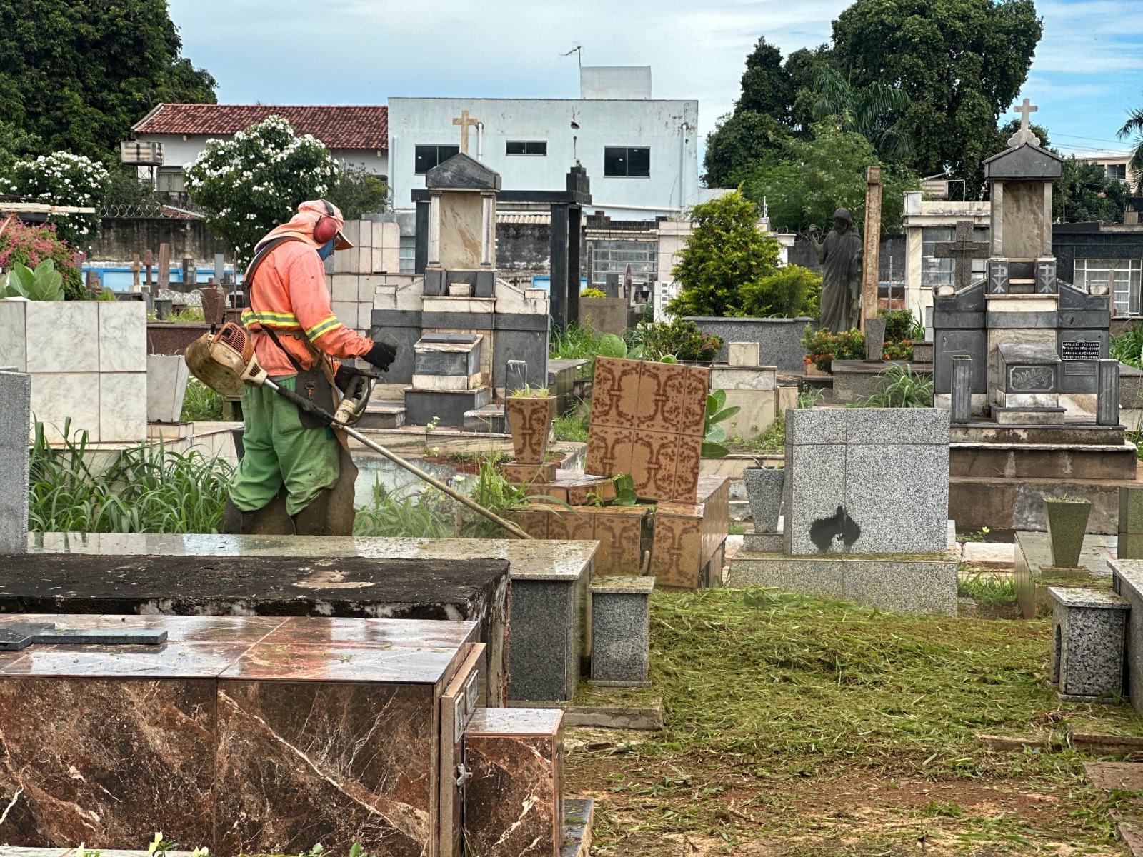 Comurg realiza força-tarefa de limpeza e manutenção no Cemitério Parque