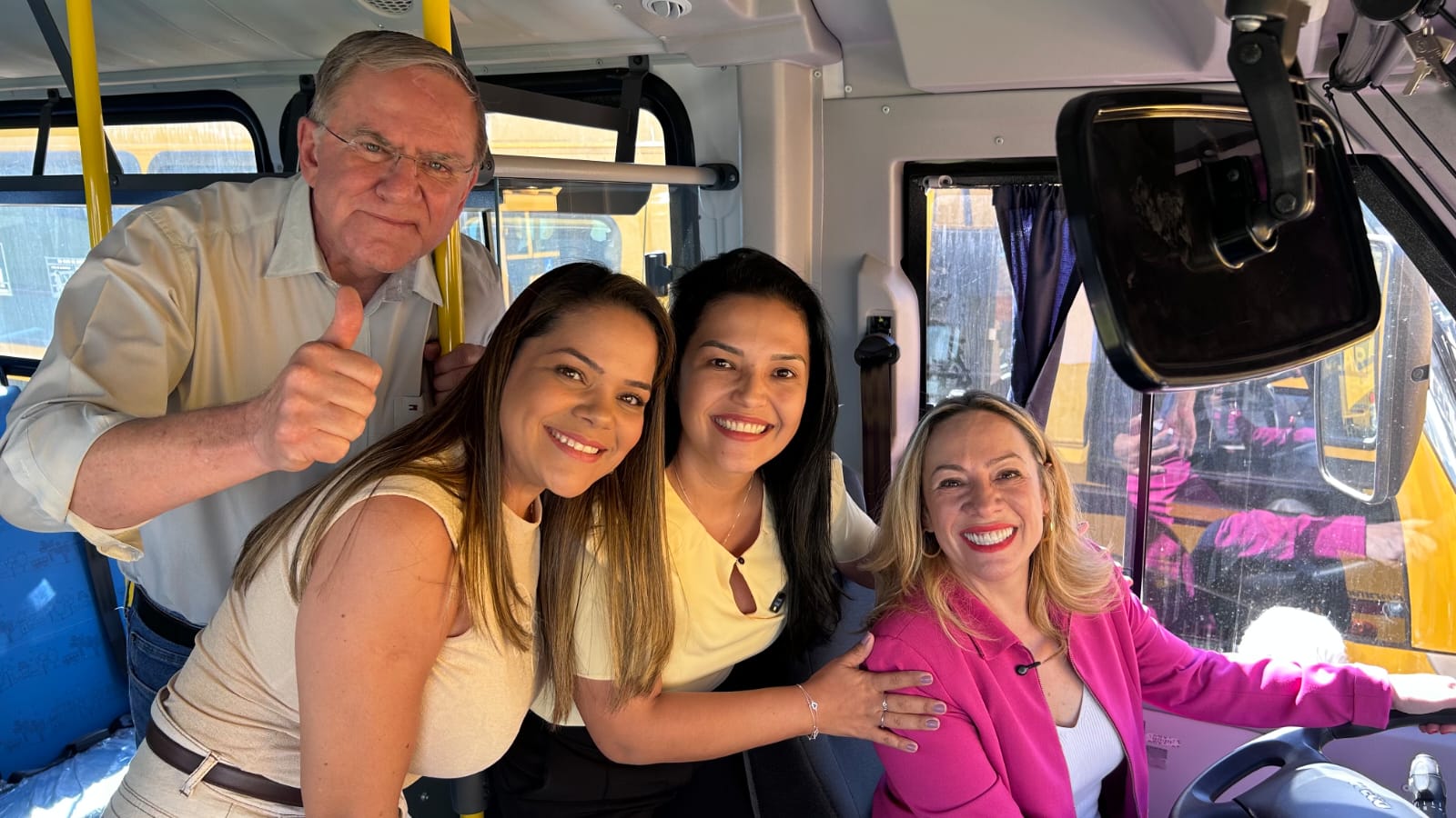 Adriana Accorsi entrega ônibus escolares para sete municípios de Goiás