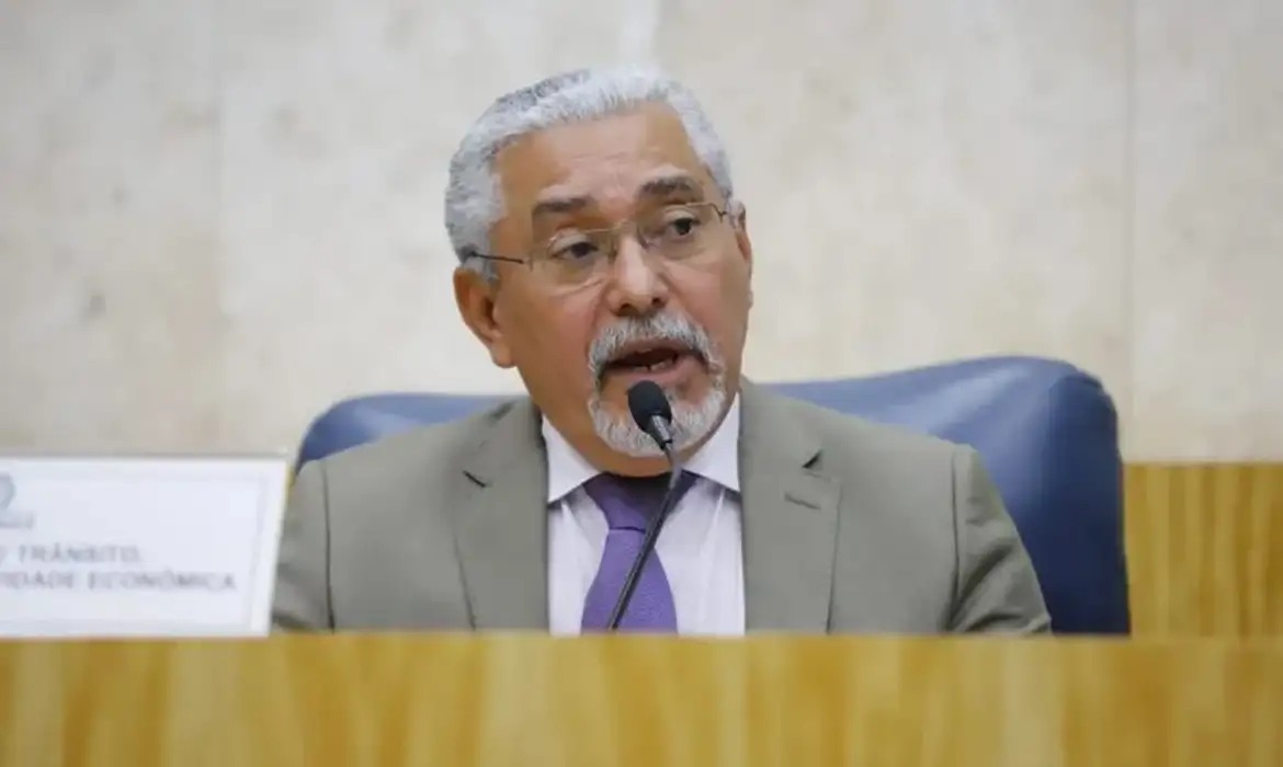 Preso por suspeita de ligação com o PCC, vereador Senival Moura pede afastamento do PT