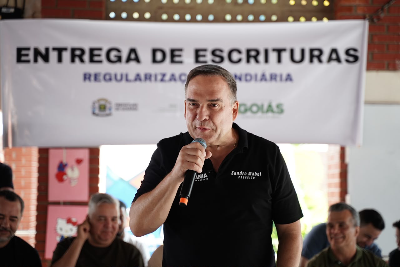 Mabel entrega 311 escrituras a moradores da Região Noroeste de Goiânia
