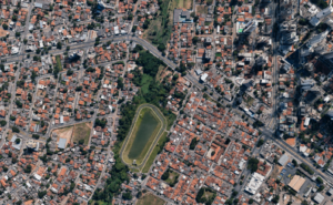 Projeção mostra como a área prevista para a bacia de retenção pode ser transformada em uma estrutura para armazenar água da chuva e reduzir alagamentos em Goiânia.