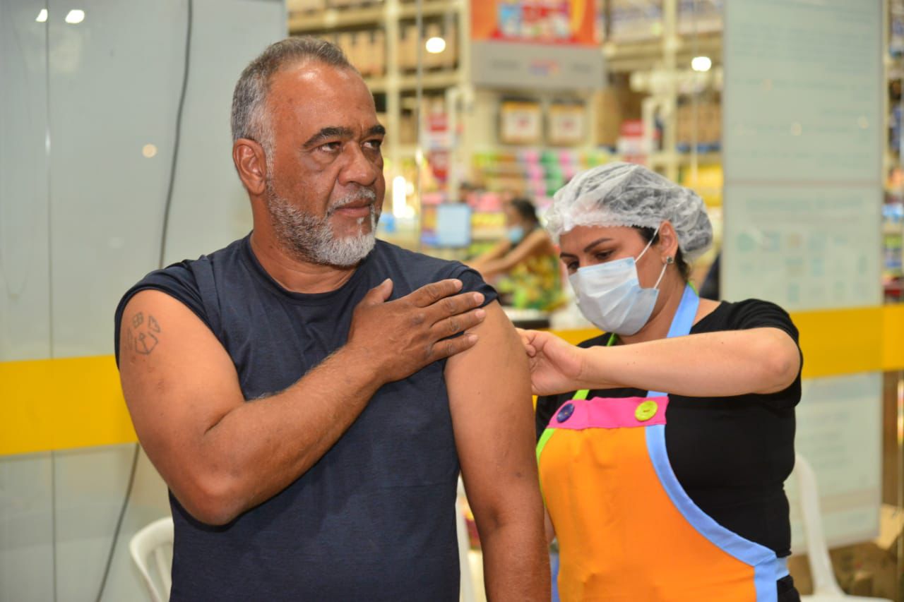 Aparecida terá vacinação noturna em supermercados antes das férias