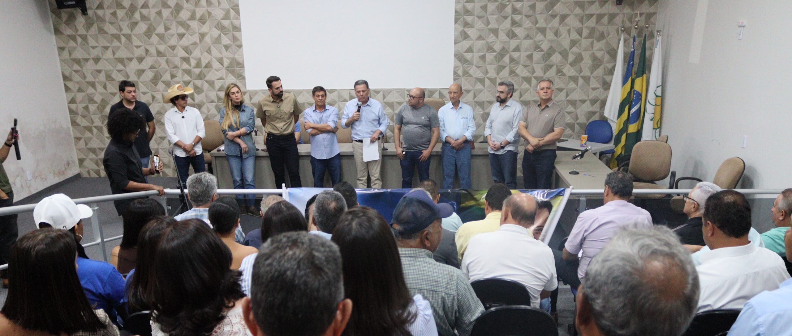 “Olho no olho com a população”: Marconi percorre municípios do Sudeste goiano