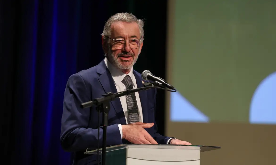 Brasil negocia com EUA para evitar tarifaço, diz ministro