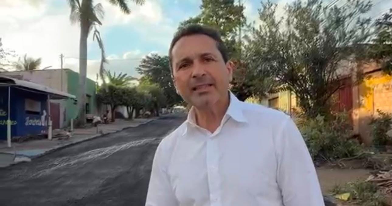 Prefeito Vilela inicia semana vistoriando obras de recapeamento na Vila Brasília