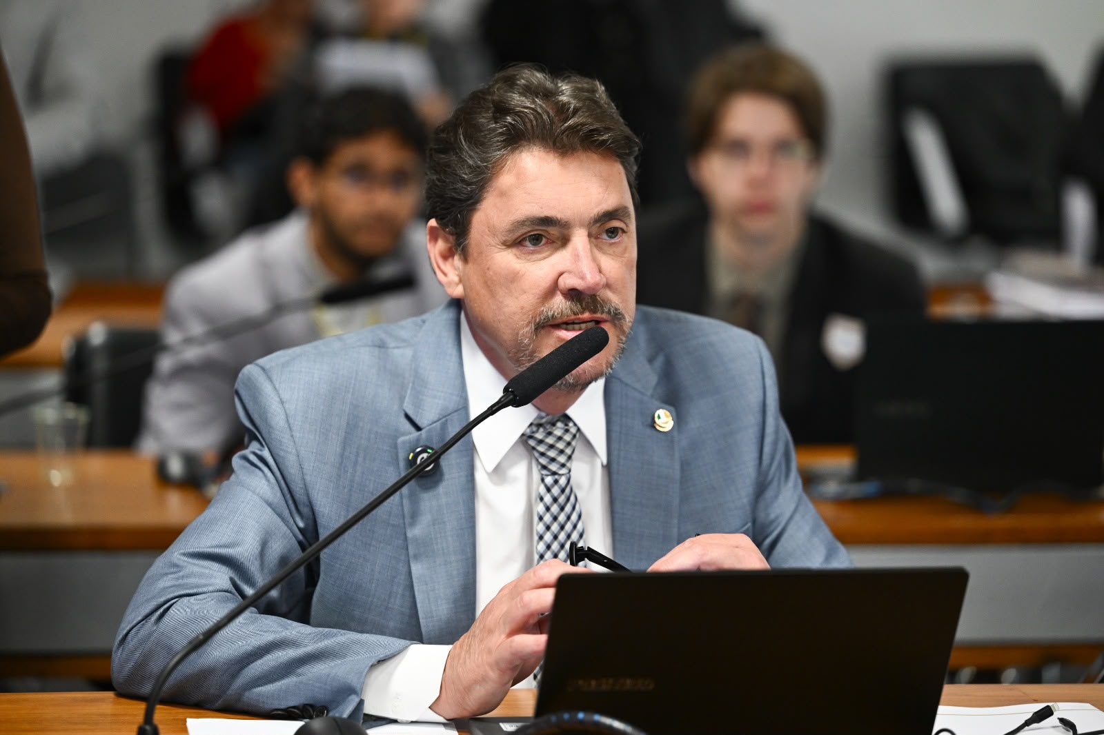 Comissão do Senado aprova quatro pareceres de Wilder Morais na segurança pública