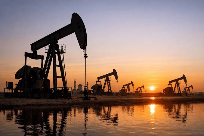 Petróleo sobe quase 8% com tensão no Oriente Médio