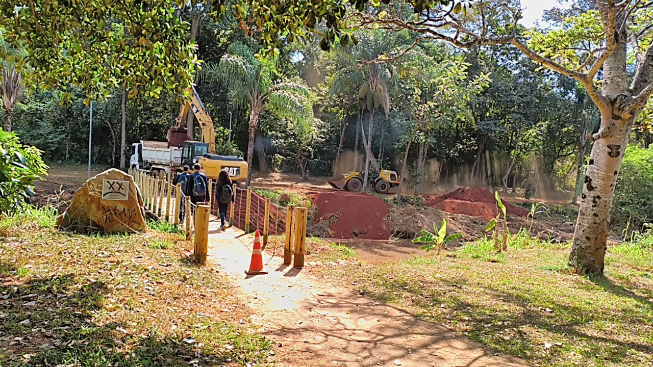 Goiânia desassoreia lagos e abre aceiros no Parque Carmo Bernardes