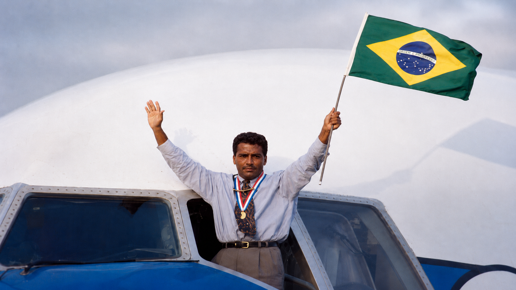 Voo da muamba: como a volta do tetra de 1994 virou escândalo nacional