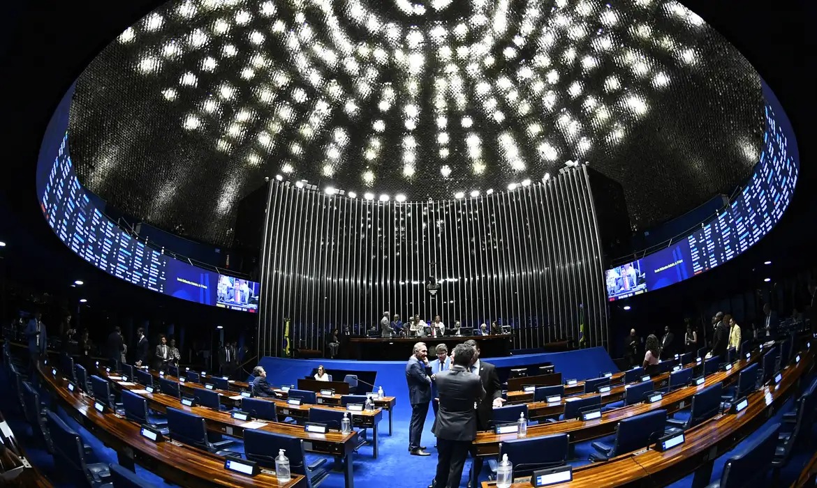 Congresso retoma trabalhos com pautas represadas e foco nas eleições