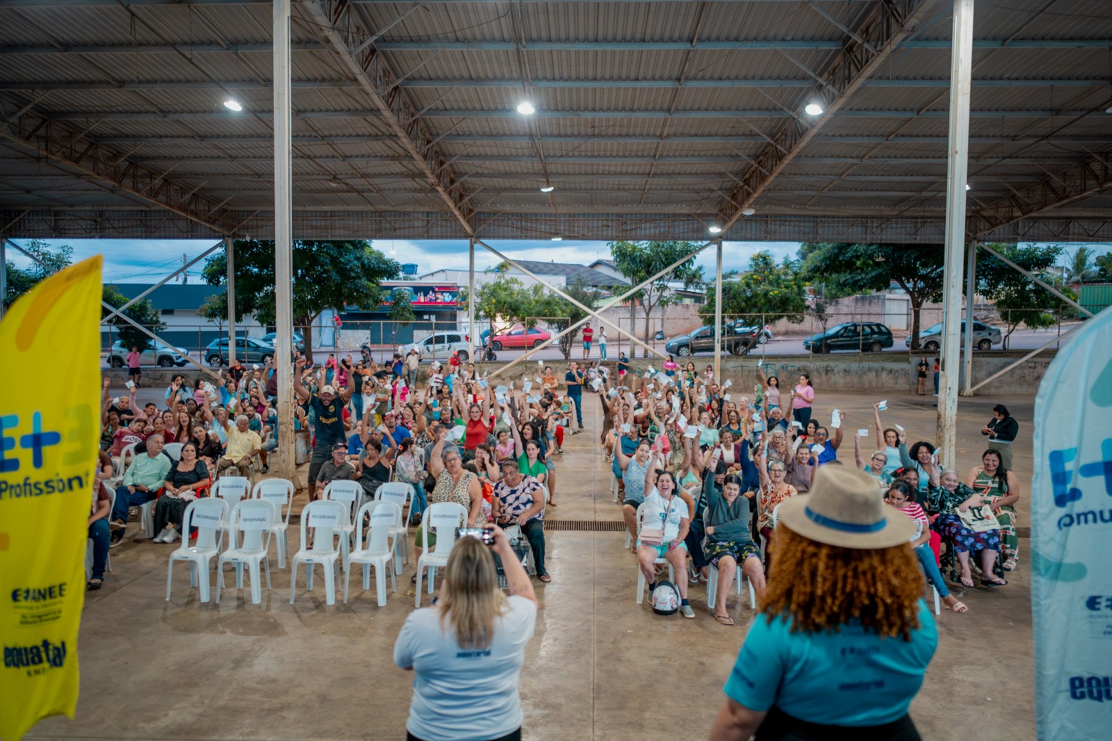 Equatorial e Prefeitura de Anápolis promovem mutirão com troca de lâmpadas, sorteio de ventiladores e curso profissionalizante