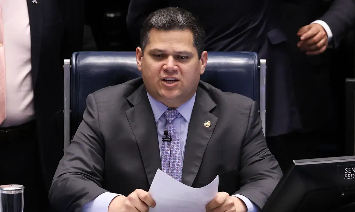 Governo pressiona Alcolumbre por votação da MP das Blusinhas