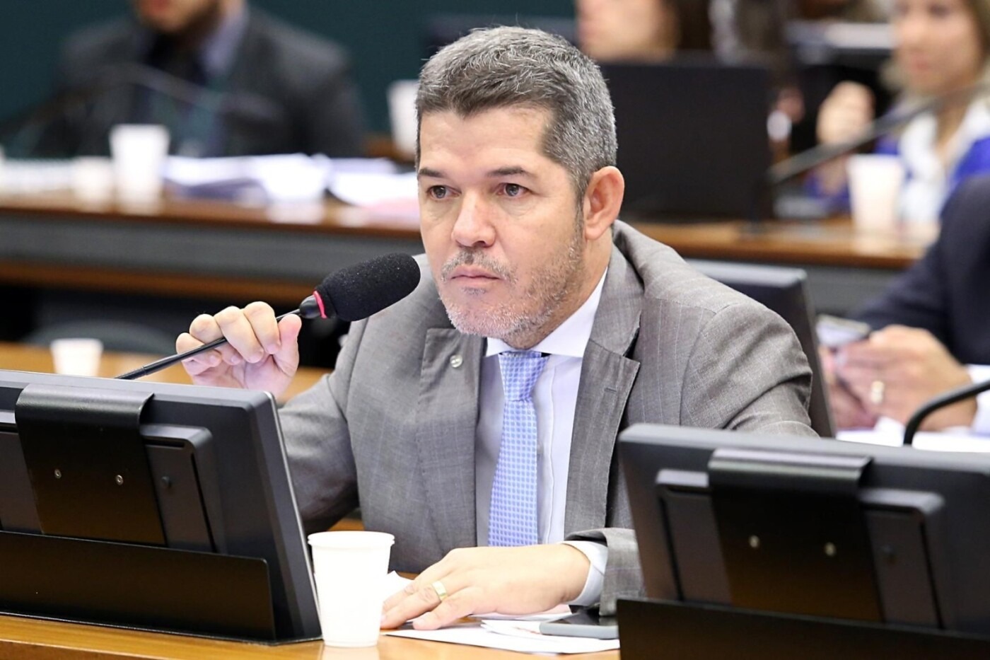 Ação pede cassação do registro de Delegado Waldir e inelegibilidade