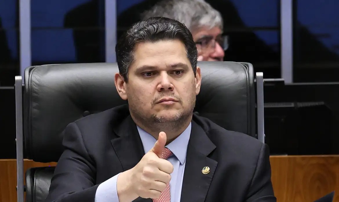 Alcolumbre destrava PEC que acaba com escala 6×1 após conversa com Lula