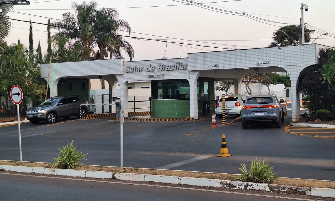 Moraes autoriza Bolsonaro a voltar a receber visitas em prisão domiciliar