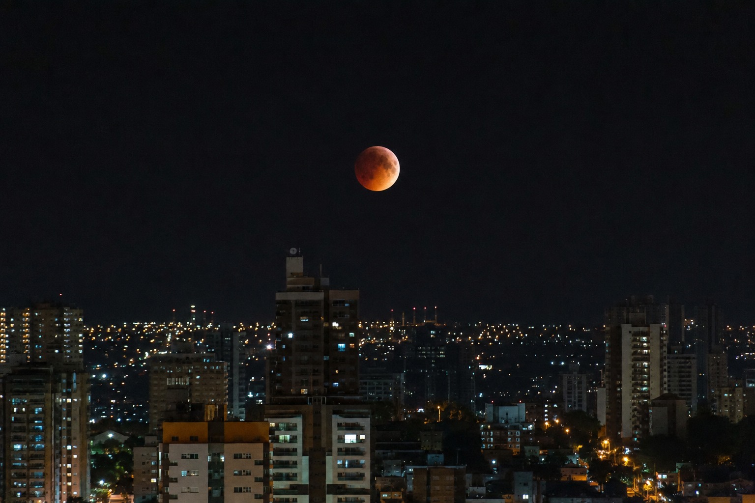 Eclipse lunar vai cobrir 93% da Lua e poderá ser visto no Brasil; veja quando