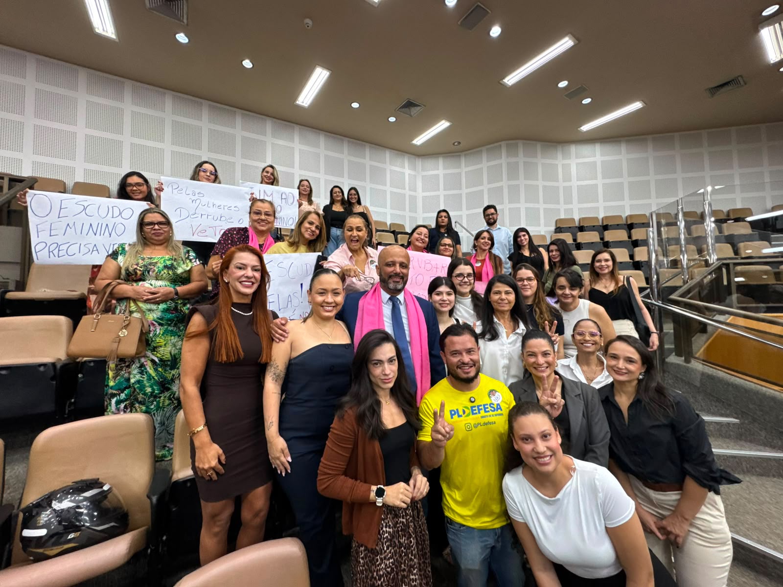 Major Vitor Hugo celebra vitória com derrubada de veto ao Escudo Feminino