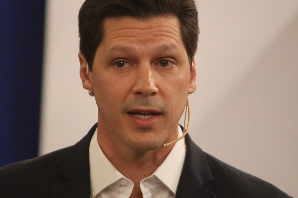 Debate da PUC reforça favoritismo de Daniel e acende sinal para decisão no primeiro turno