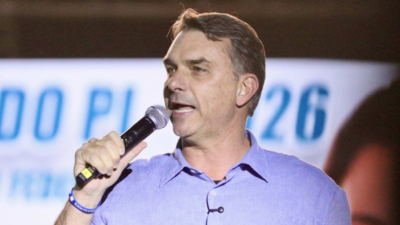 Cadastro no TSE trava candidatura de Flávio Bolsonaro
