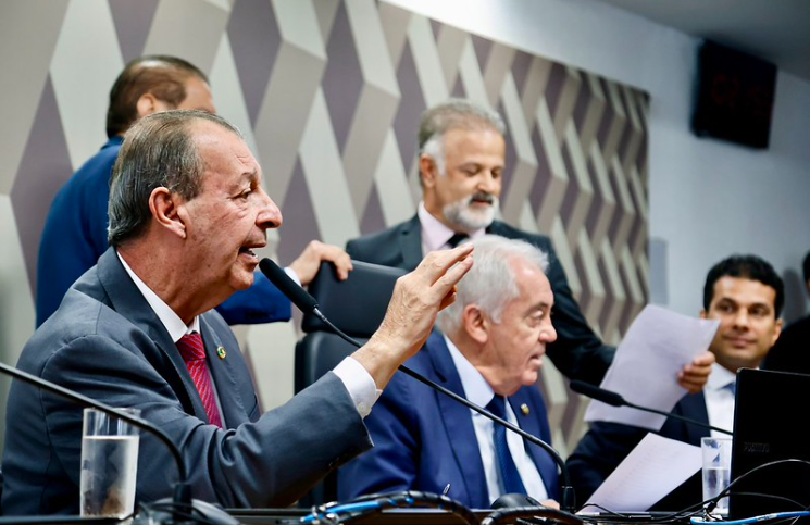 Omar Aziz apresenta parecer favorável à PEC do fim da escala 6×1 no Senado
