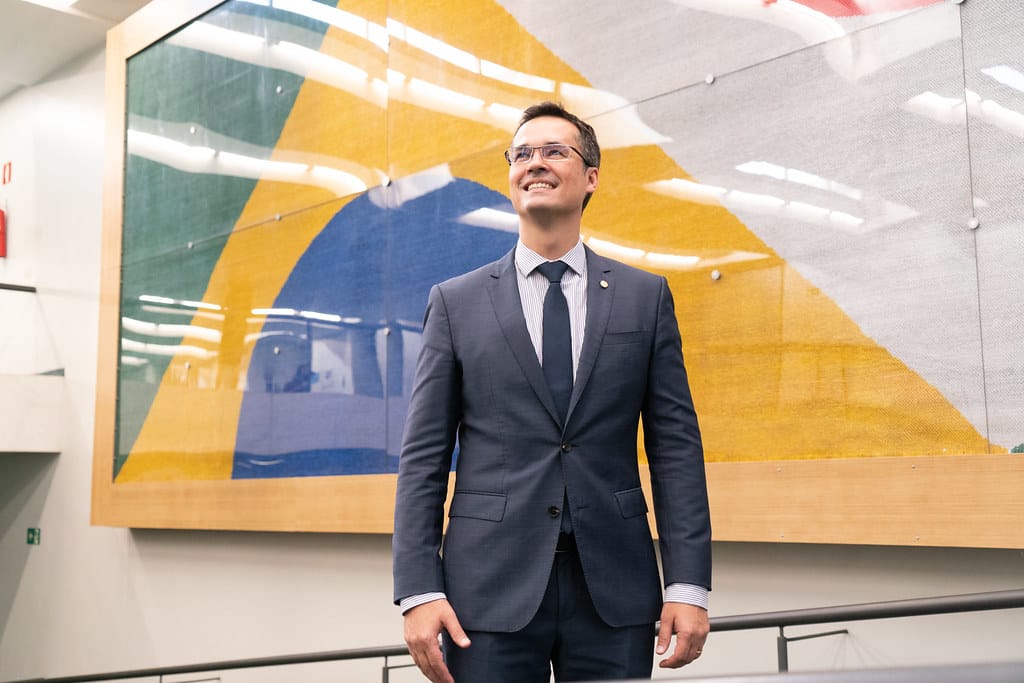 TSE suspende candidatura de Deltan Dallagnol ao Senado e proíbe atos de campanha