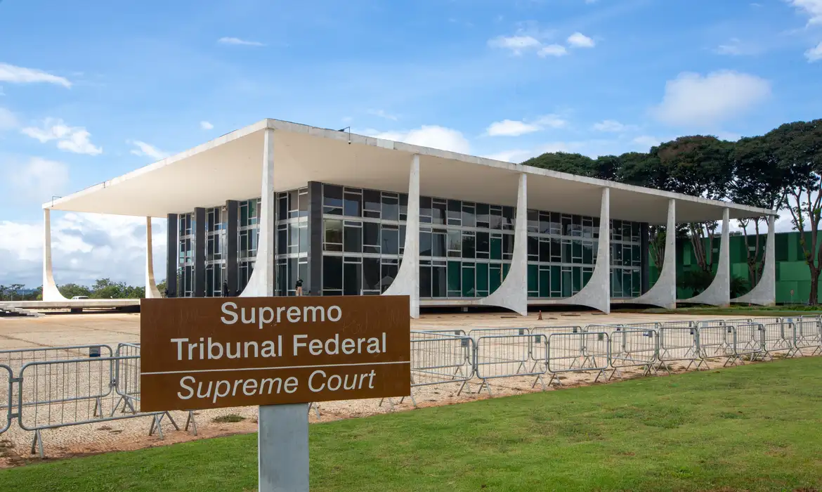 Fachin tira Moraes do inquérito das fake news e suspende decisões sobre comando da PF