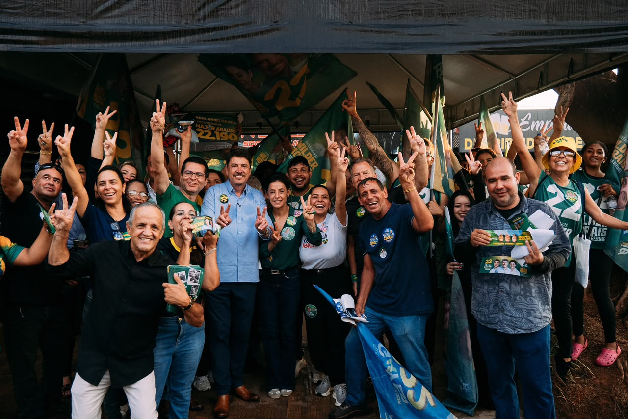 Wilder Morais e Ana Paula Rezende fizeram caminhada no comércio do Jardim Nova esperança e conversam com moradores