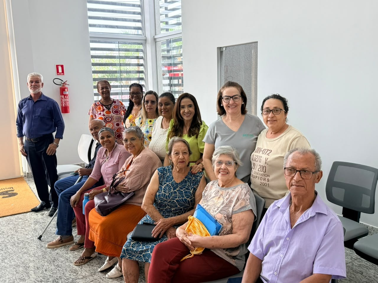 Curso ensina aposentados a usar recursos do celular em Senador Canedo