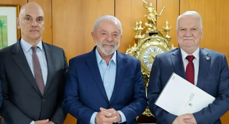 Lula cobra Fachin sobre crise no STF e diz que não indicou Moraes
