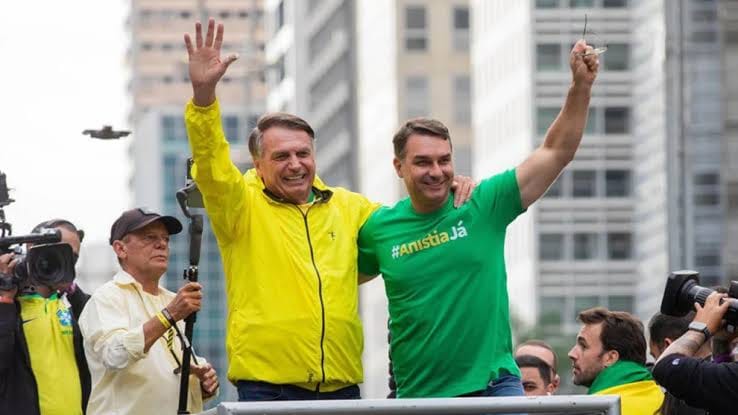 Mensagens indicam temor de Vorcaro com vazamento de possível jantar com Jair e Flávio Bolsonaro