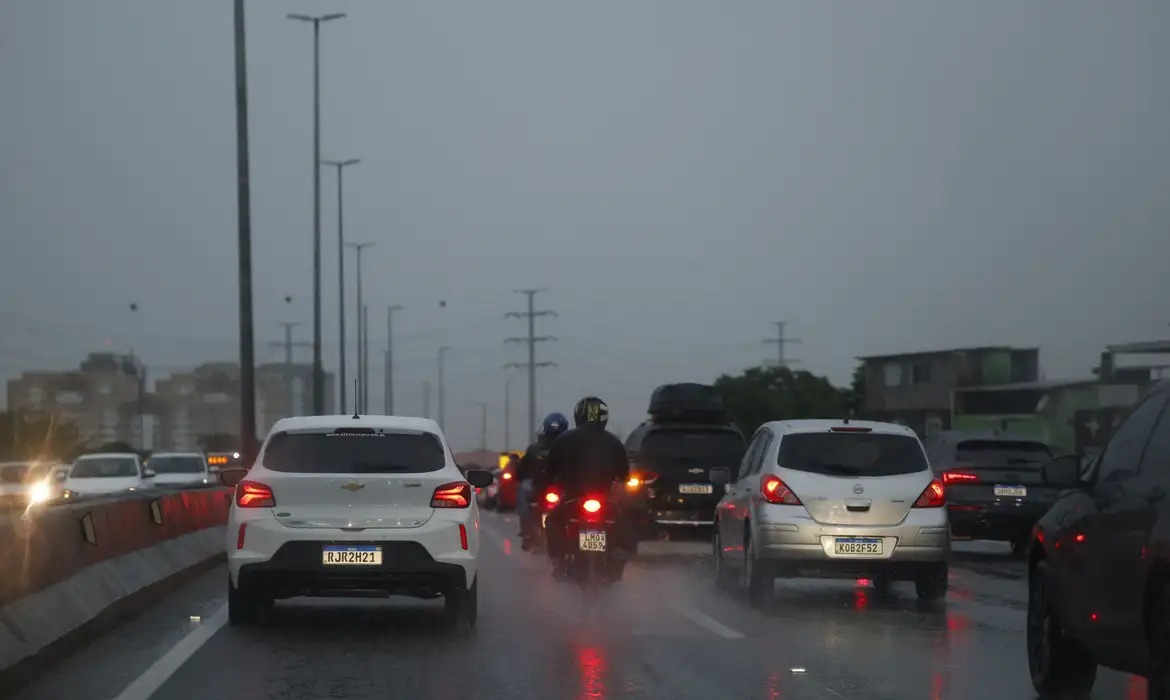 Ciclone e frente fria colocam Centro-Sul do Brasil em alerta para tempestades