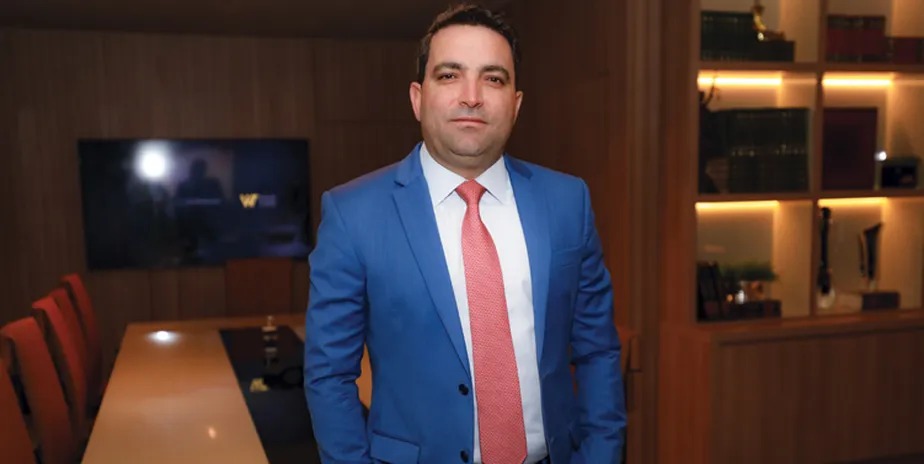 Advogado de Flávio movimentou bilhões na Blaze; PF apura operações financeiras
