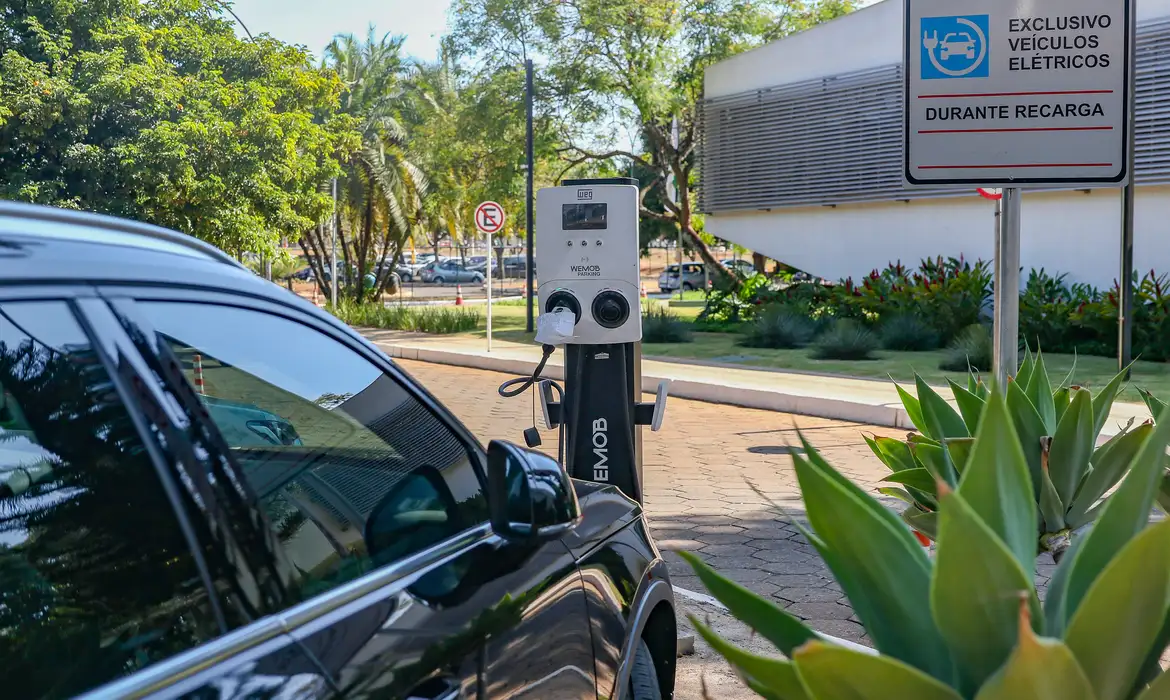 Avanço dos carros elétricos já reduz consumo de gasolina e etanol no Brasil, diz Citi