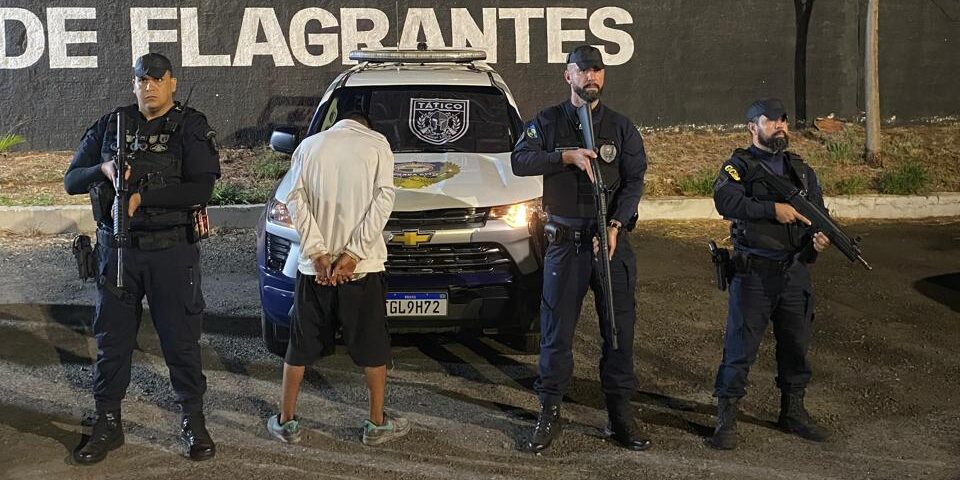Jovem é detido após ameaçar mãe e irmã e agredir vizinha com barra de ferro em Senador Canedo