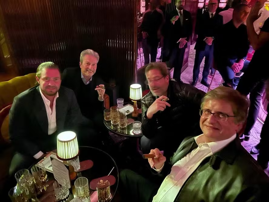 Foto mostra Gonet com charuto ao lado de Daniel Vorcaro em Londres