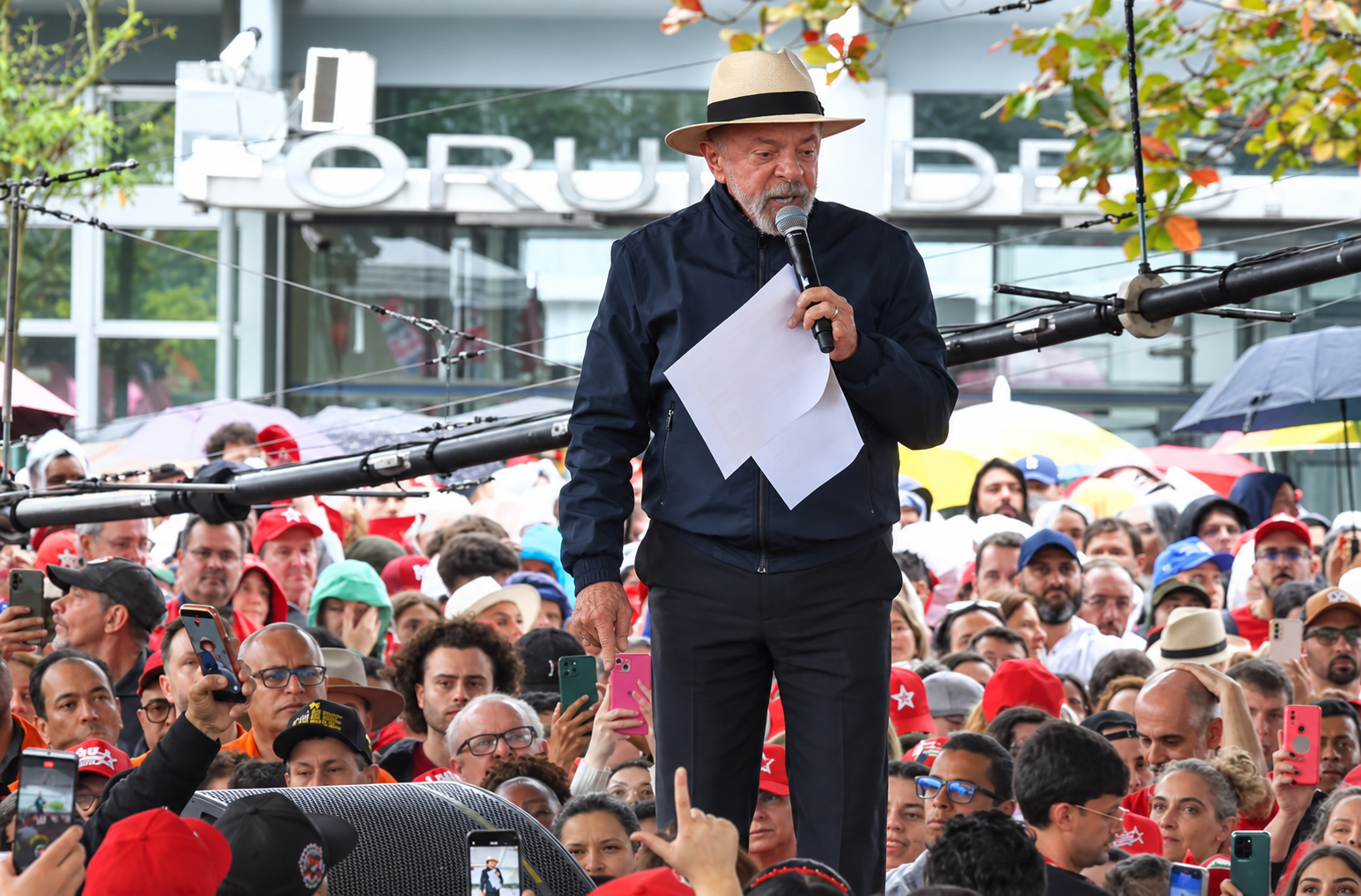 Lula vai a Santa Catarina e diz que agro deveria “se ajoelhar” para ele